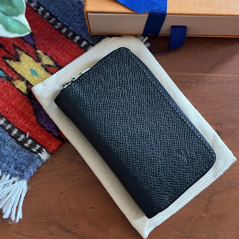 Louis Vuitton Zippy Coin Purse pouch Vertical Taiga Leather M30511 Box, dustbag